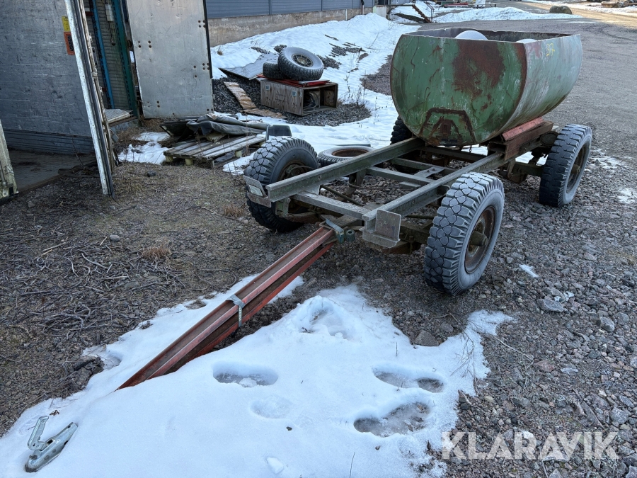 Släpvagnschassi med behållare