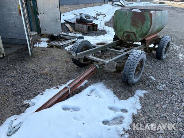 Släpvagnschassi med behållare