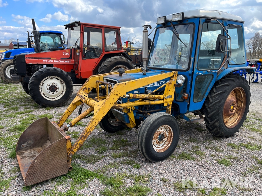 Traktor Ford 3600 med frontlastare och skopa