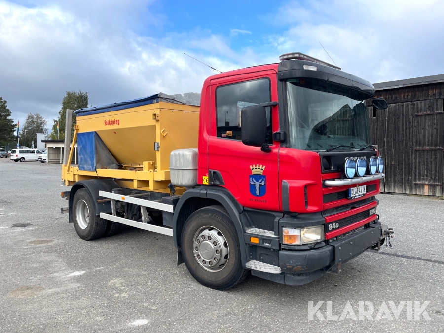 Lastbil Scania P94 4X2 med sop- samt sandningsaggregat