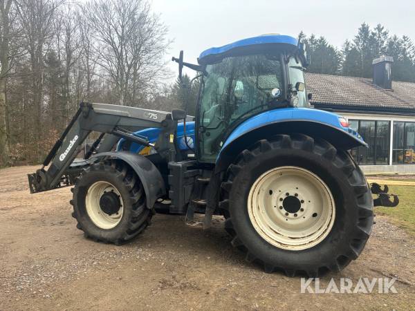 Traktor New Holland med frontlastare
