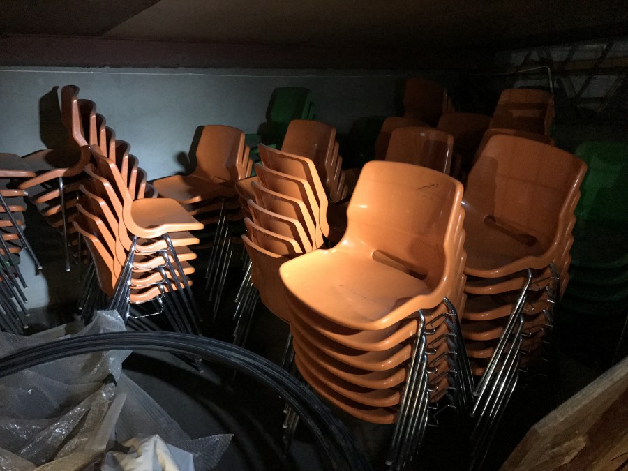 ca 120 Staplingsbara Plaststolar