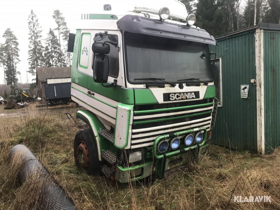 Lastbilsfront Scania R143HL 6X2 med motor och växellåda