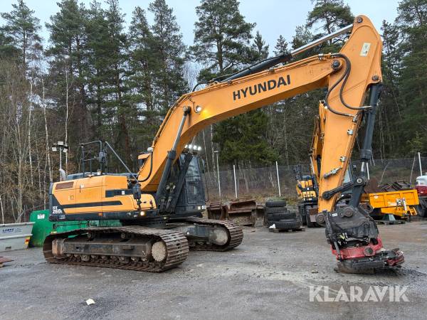Grävmaskin Hyundai HX 260L med GPS och flera redskap