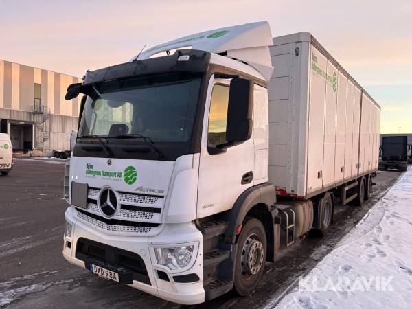 Lastbil Mercedes-Benz Actros 1836 med Kel-Berg City Trailer