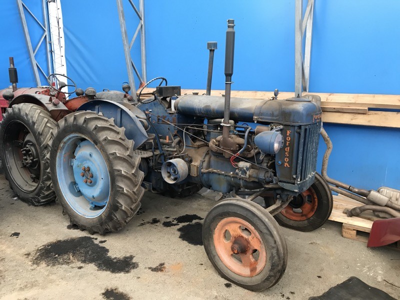 Traktor Fordson Major med reservdelstraktor