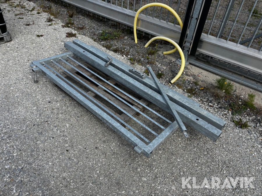 Grind med stolpar Heras