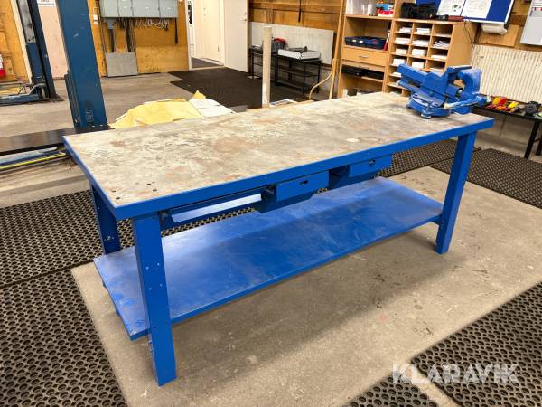 Arbetsbänk med skruvstäd