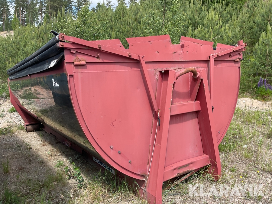 Asfaltsflak med kapell