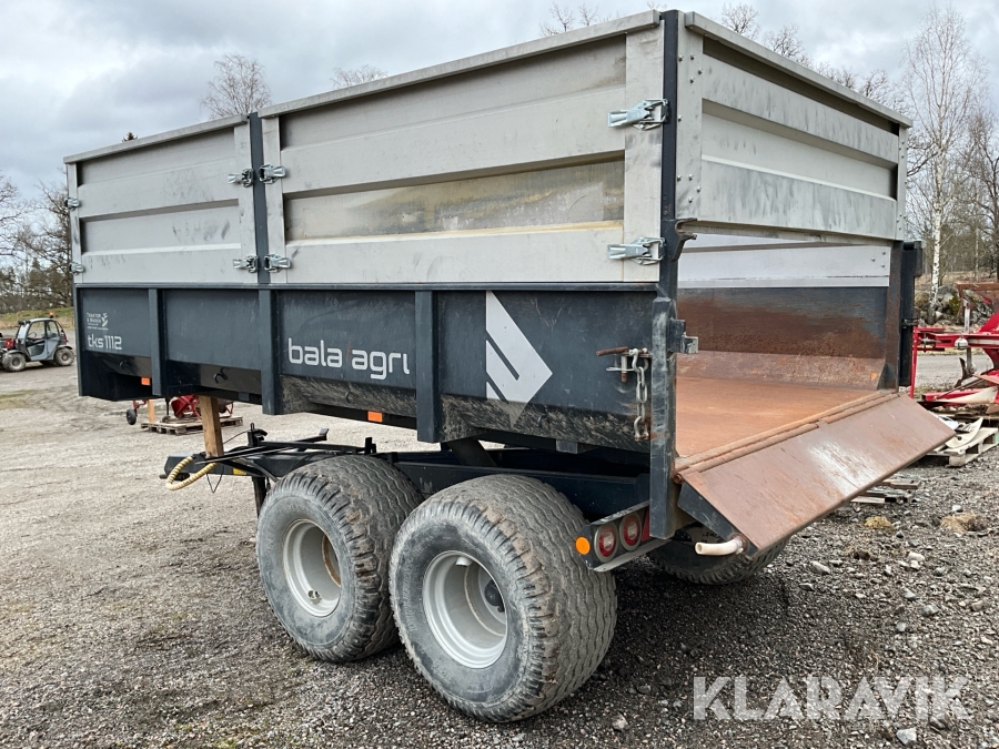 Paypoqdagi sargishning fotosurati Katta kokrak bilan xalat ichida porno