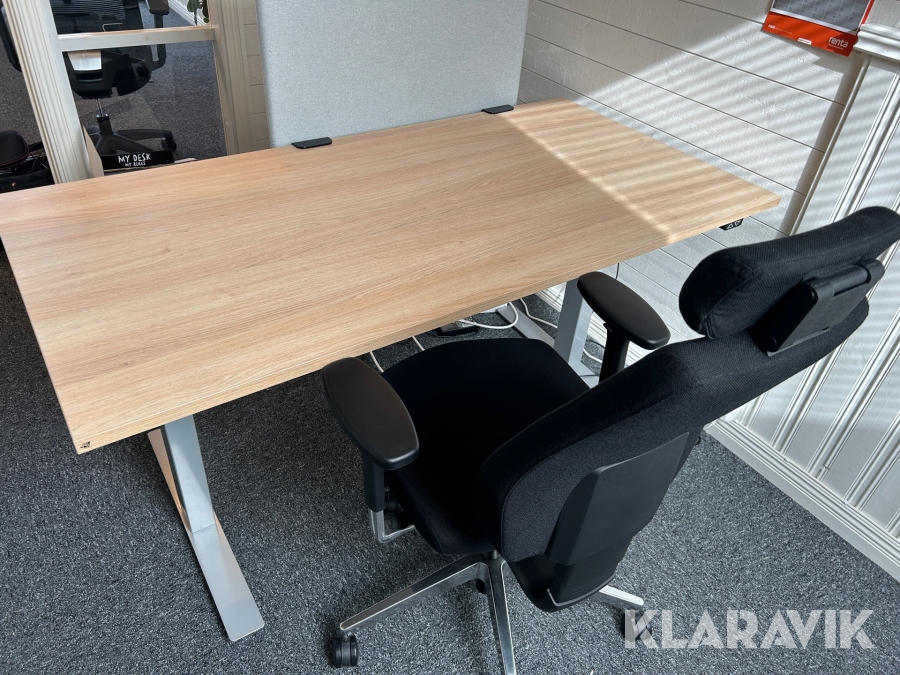 Kontorsbord med stol & avskärmning