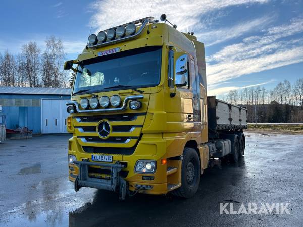 Plogutrustad Lastbil Mercedes-Benz 2551L med extra tillbehör