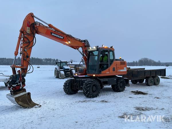 Grävmaskin Doosan DX160W med entreprenadkärra