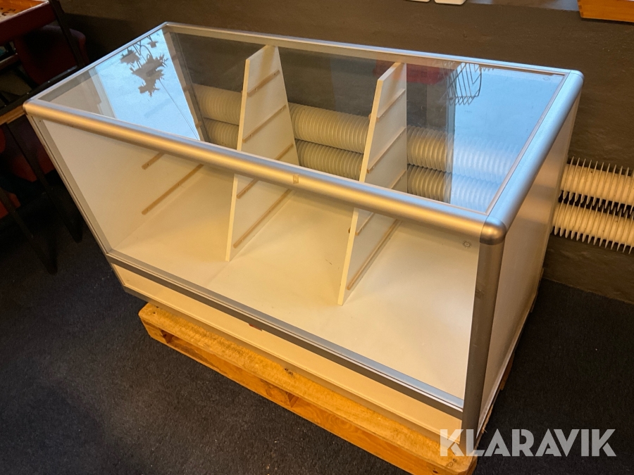 Butiksmonter Hestra Inredningar inklusive lådor och glashylla