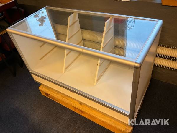 Butiksmonter Hestra Inredningar inklusive lådor och glashylla