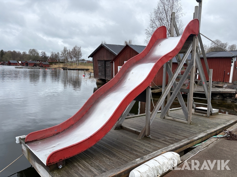 Vattenrutschkana på flytbrygga