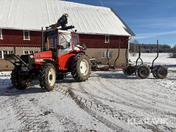 Traktor Valmet 604 med kran och skogsvagn