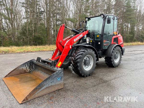 Hjullastare Manitou MLA7-75H med skopa, gaffflar och vikplog