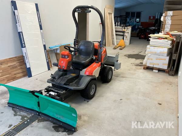 Frontklippare/Gräsklippare Husqvarna P524EFI med klippagregat, vikplog och sandspridare