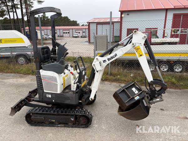 Grävmaskin Bobcat E10 med hydrauliskt tiltfäste & skopor