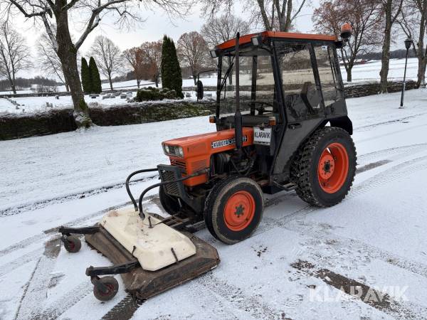 Traktor Kubota L245DT Double Traction med snöblad, klippdäck och sopvals