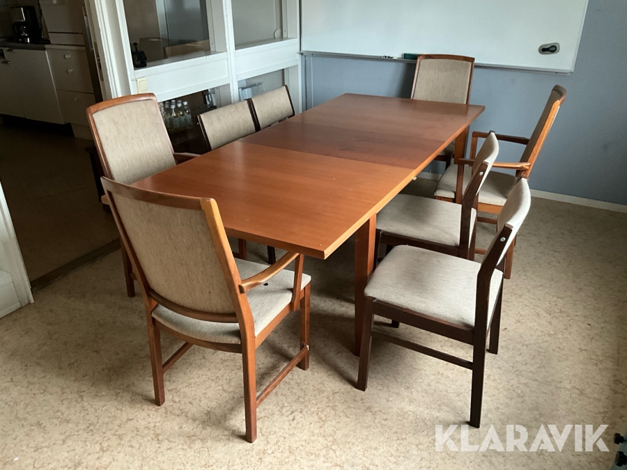 Bord med stolar