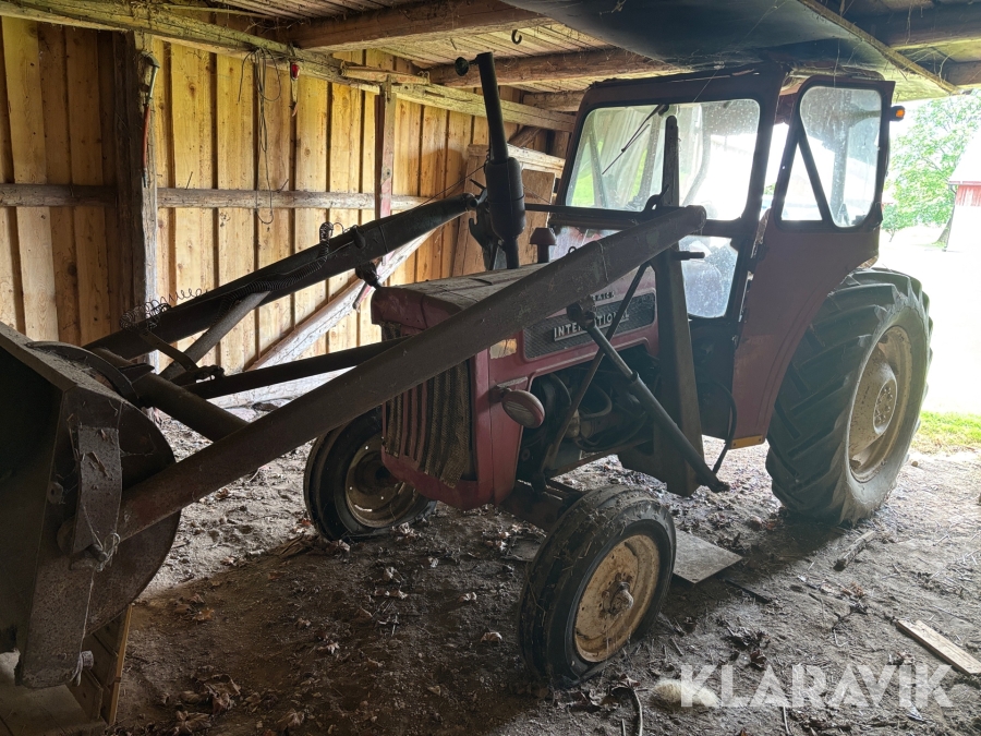 Veterantraktor McCormick International B414 med frontlastare