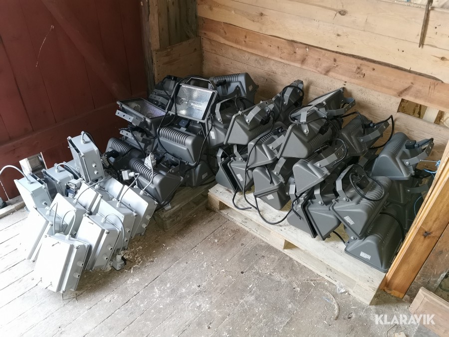 34 st Strålkastare och 12 st Kopplingsskåp