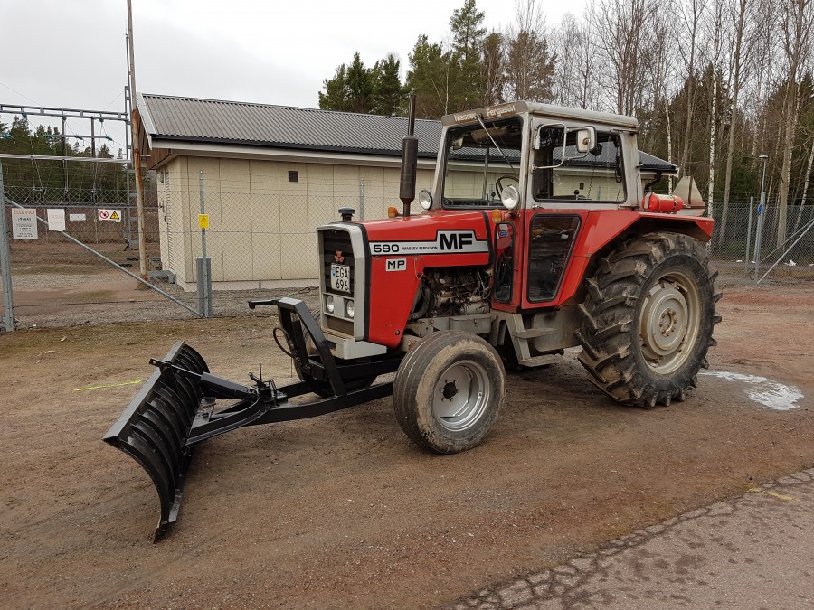 TRAKTOR MED SNÖPLOG