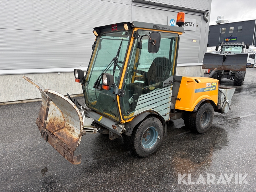 Redskapsbärare Belos Trans Pro 44 med vikplog & sandspridare