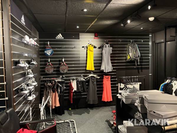 Padelshop med diverse kläder och skor