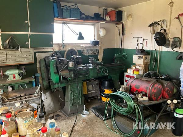 Massor av verktyg och maskiner från ett garage