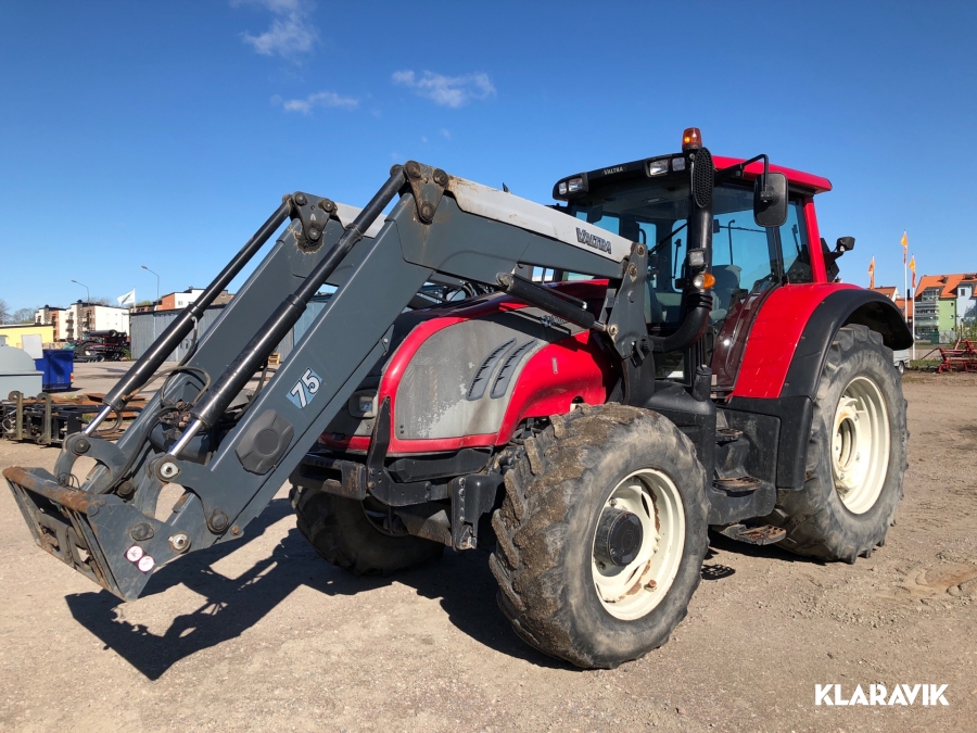 Traktor Valtra T162 versu med lastare