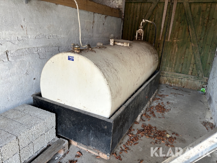 Tank 3000 liter med invallning