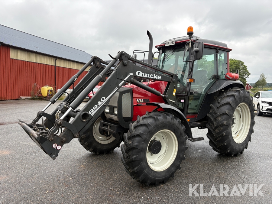 Traktor Valtra 900-4 med frontlastare