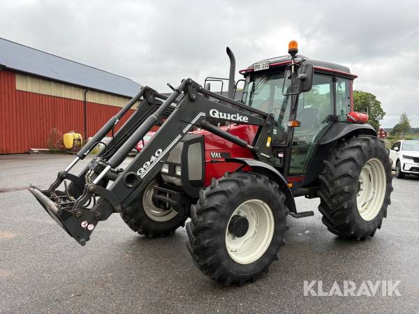 Traktor Valtra 900-4 med frontlastare