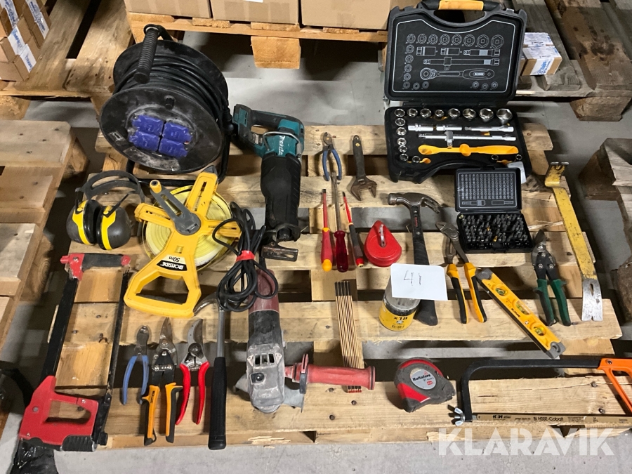 Parti med handverktyg och byggtillbehör