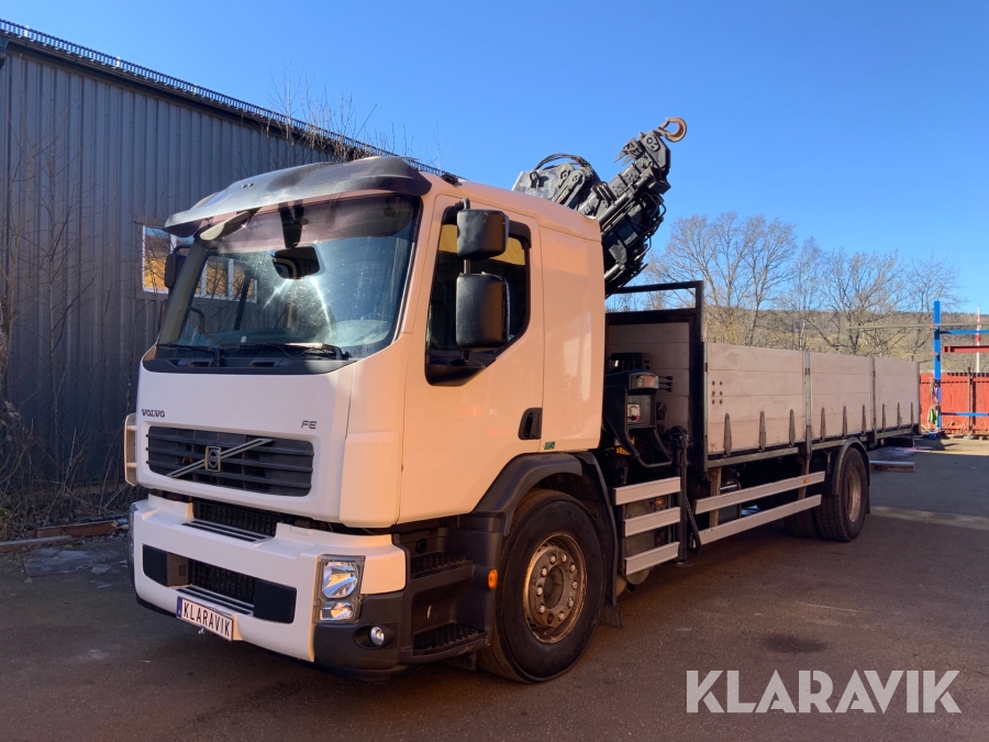 Lastbil Volvo FE320 med kran