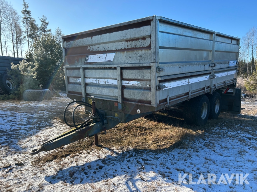 Tippkärra med spannmålslämmar Gisebo