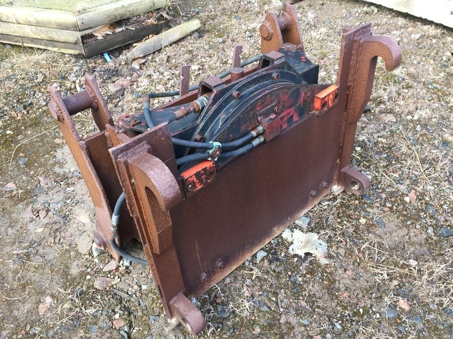 Roterande fäste för lastmaskin