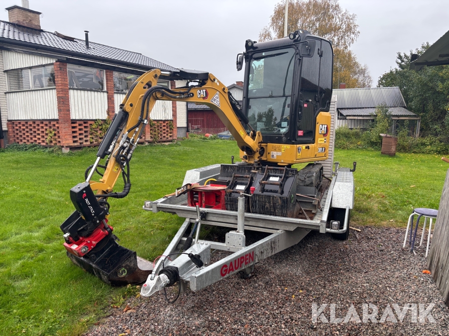 Minigrävmaskin CAT 301.8 med kärra och redskap