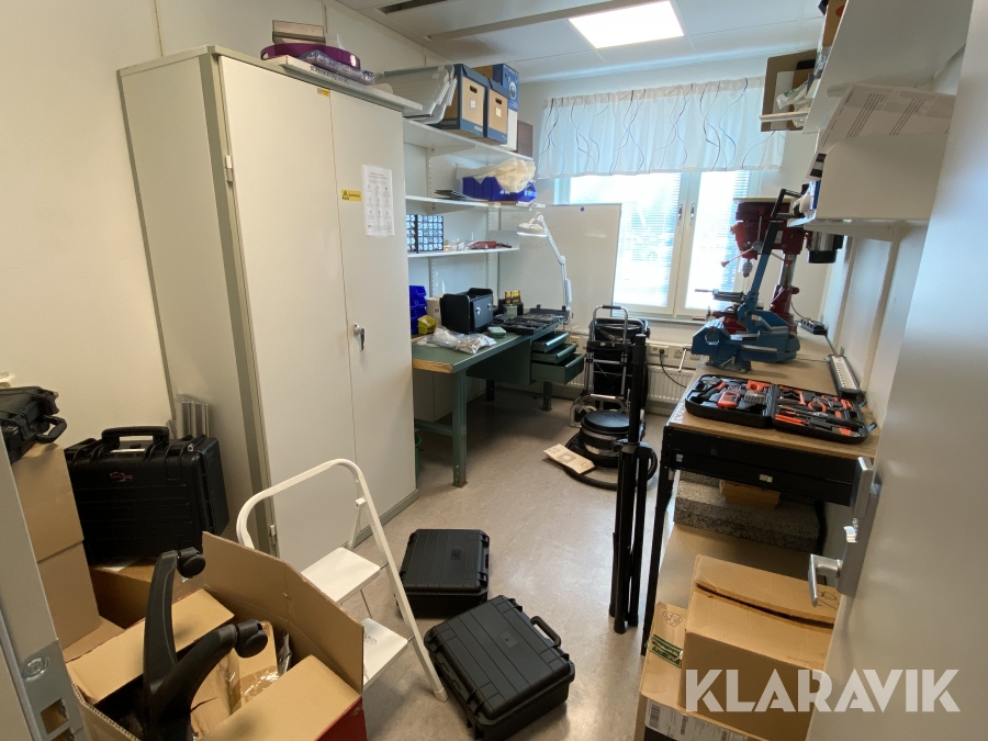 Arbetsbänkar, borr/fräsmaskin m.m.