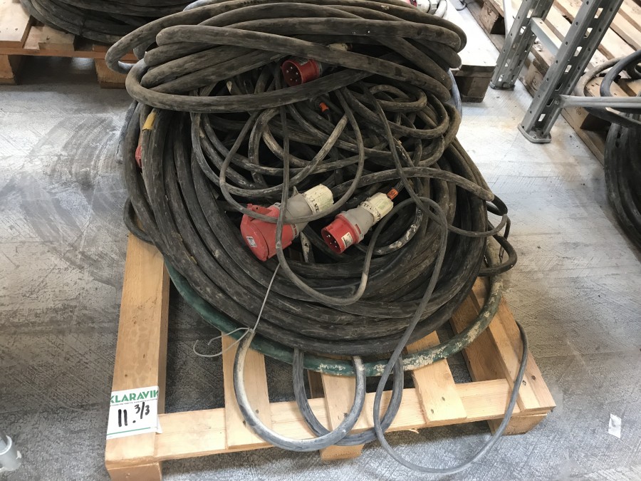 3st pallar med elkablar