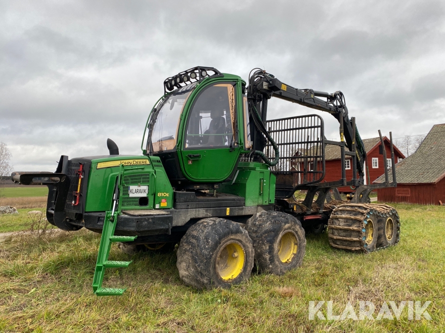 Skotare John Deere 810E med band 