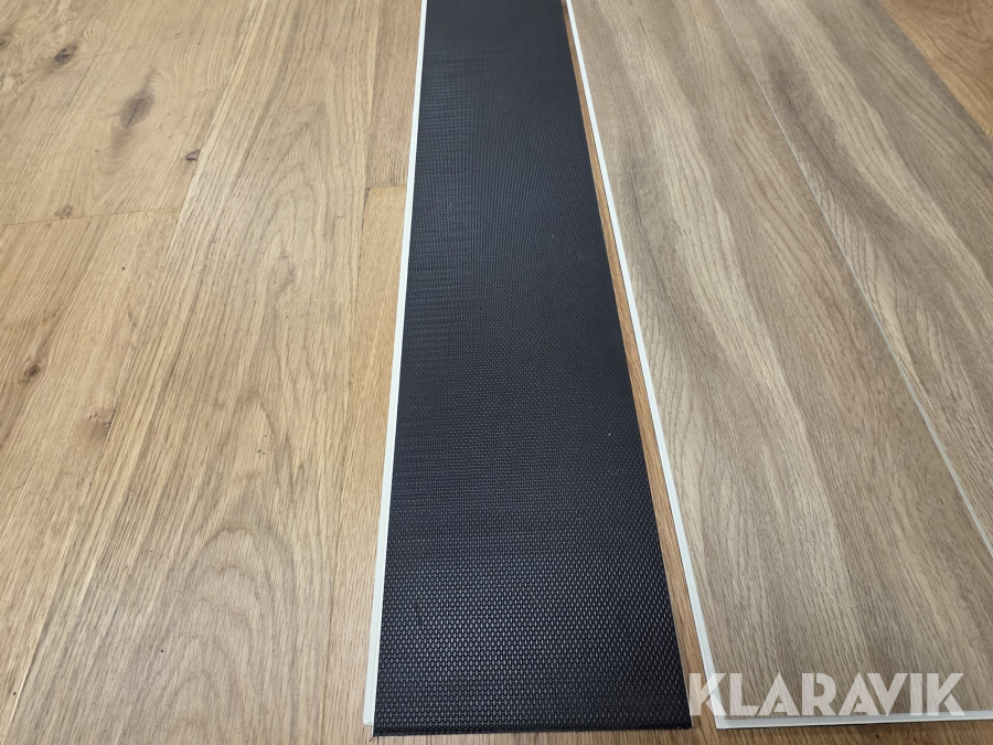 Vinylgolv mörk ek 114 m²