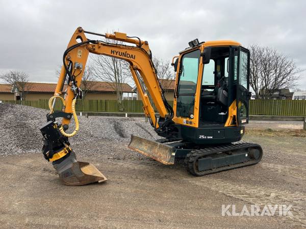 Grävmaskin Hyundai Robex 25Z-9AK med 4 st verktyg och släp