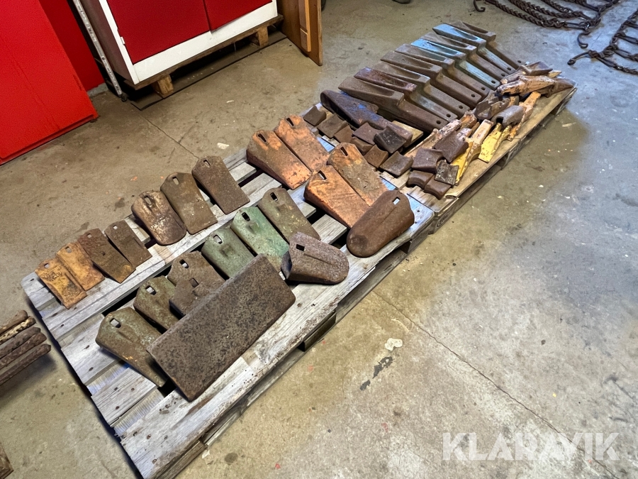 Diverse tänder till grävskopa. 2 pallar