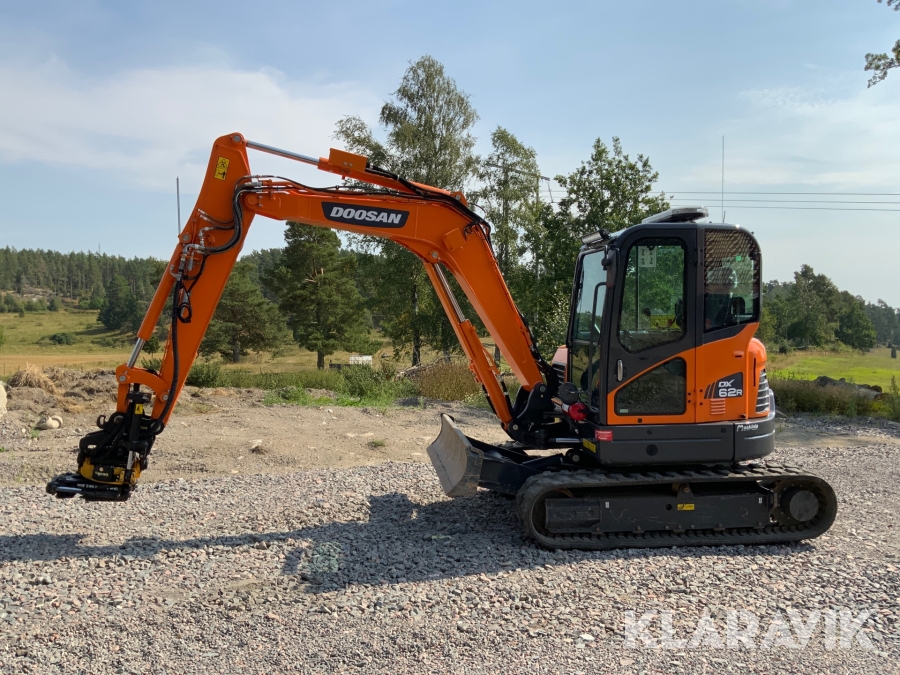 Grävmaskin Doosan DX62R med tiltrotator och skopor