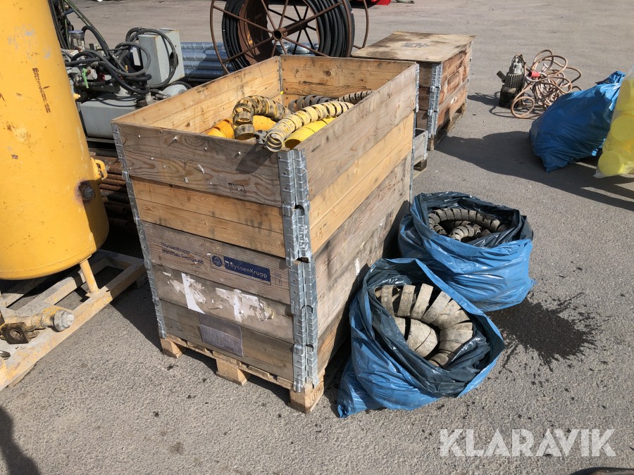 Pall med slangskydd för hydraulslangar