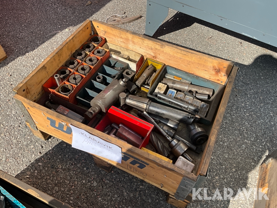 Pall med diverse industriverktyg